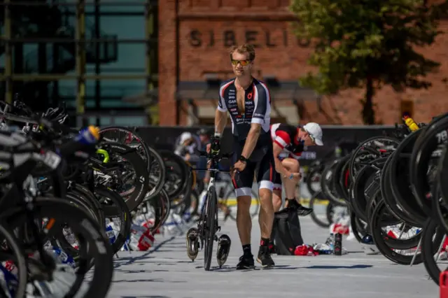 Александер Стубб на соревнованиях по триатлону в 2021 году