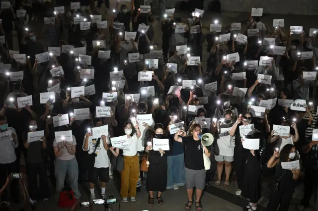 กลุ่มประชาชนผู้ไม่เห็นด้วยกับการทำงานของ กกต. ประท้วงผลการเลือกตั้ง พร้อมเรียกร้องให้นับคะแนนใหม่ทั้งประเทศ โดยรวมตัวกันที่หน้าหอศิลปวัฒนธรรมแห่งกรุงเทพฯ แยกปทุมวัน เมื่อ 10 ก.พ.