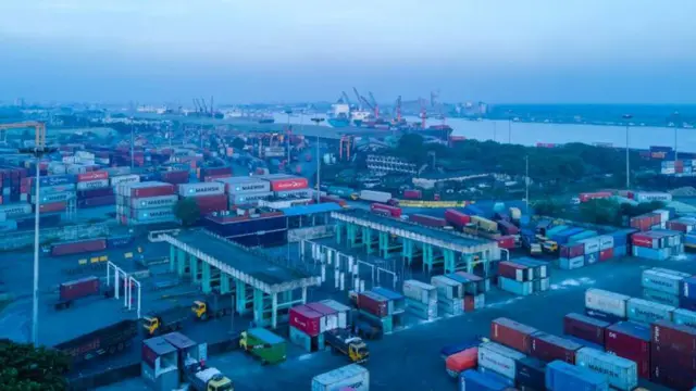 পাইকারি ব্যবসায়ীরা বলছেন, ছোট ব্যবসায়ীরা এলসি খুলতে না পারায় কম পরিমাণে আমদানি বন্ধ রয়েছে