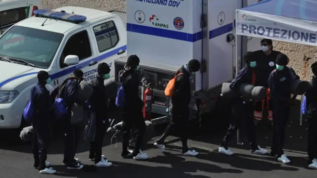 ইটালির বারি বন্দরে জাহাজ থেকে নামছে অভিবাসীরা