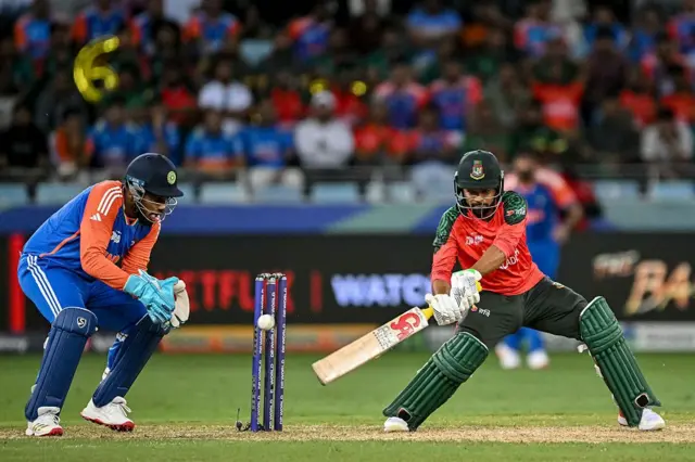 বাংলাদেশি ব্যাটারের ব্যাট ছুঁয়ে যাওয়া বল ধরার চেষ্টা করছেন ভারতীয় উইকেটকিপার