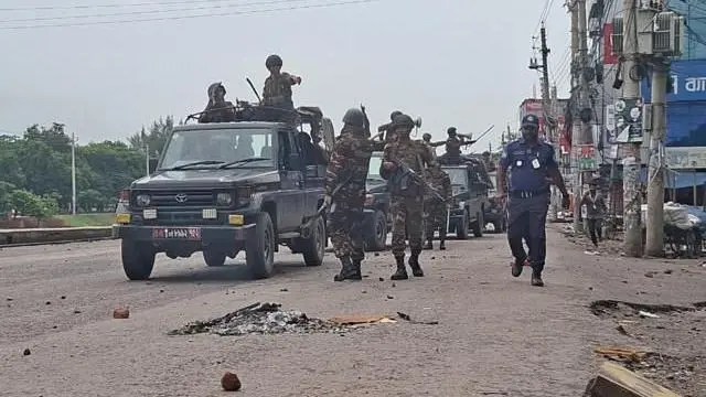 গোপালগঞ্জ শহরে পরিস্থিতি নিয়ন্ত্রণে টহল দেয় সেনাবাহিনী ও পুলিশ 