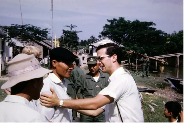 Giáo sư Stephen B. Young (bìa phải) làm việc với đơn vị cơ sở ở miền Nam Việt Nam giai đoạn 1968-1972