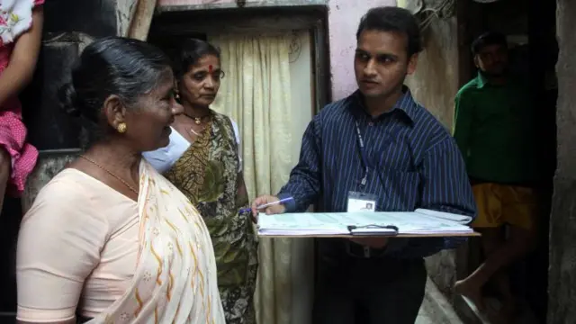 প্রত্যেক নাগরিকের আয়, সম্পত্তি, শিক্ষা, স্বাস্থ্যের বিস্তারিত তথ্য সংগ্রহ করা হয় জনগণনায় - ফাইল চিত্র