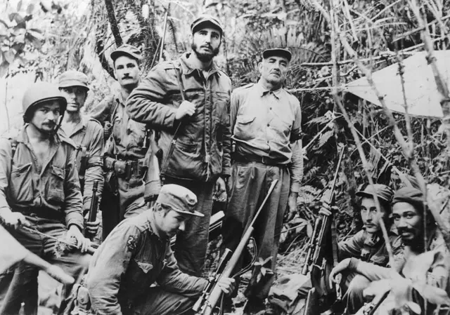 Raúl Castro (en el centro, agachado) junto a su hermano Fidel y otros combatientes de la guerrilla que derrocó al régimen de Batista.