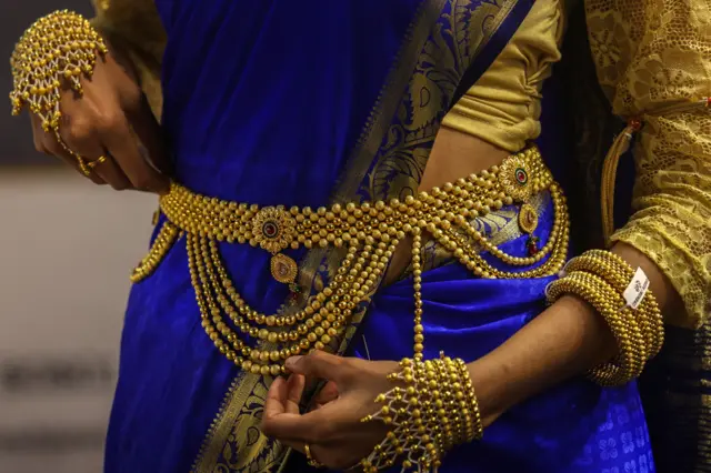 सुनका गहनामा सजिएकी युवती