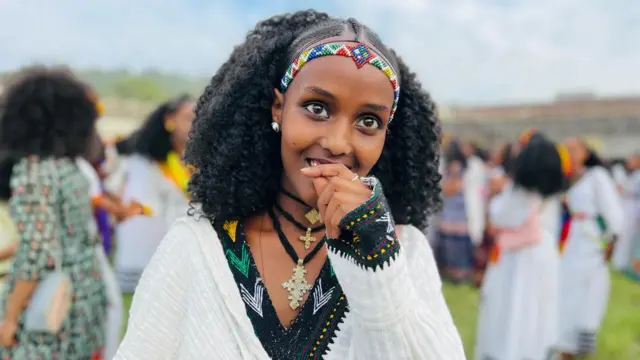 ይህ በዓል በዋግ ኸምራ ሻደይ፣ በላስታ ላሊባላና ጎንደር አሸንድዬ እንዲሁም በራያ ቆቦ ሶለል እንዲሁም በትግራይ አሸንዳ፣ አይኒዋሪ እና ማርያ በሚል ይጠራል። 