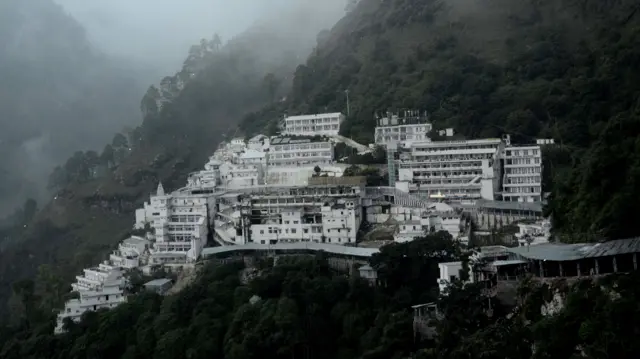 वैष्णोदेवी तीर्थयात्राका लागि कैयौँ नेपालीहरू पुग्ने गर्छन् 