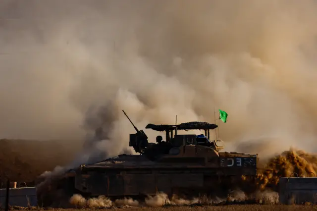 Izraelski transporter opancerzony (APC) manewruje po izraelskiej stronie granicy z Gazą