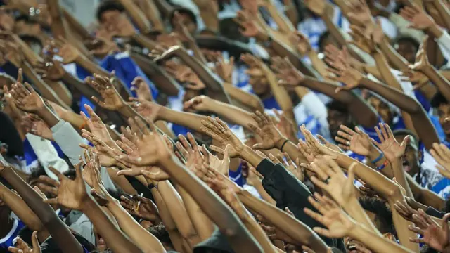 Kashegari masu goyon bayan ƙungiyar ƙwallon ƙafa ta Al Hilal a Masar sun sanya kaya iri ɗaya kuma sun ɗaga hannaye tare don nuna goyon baya