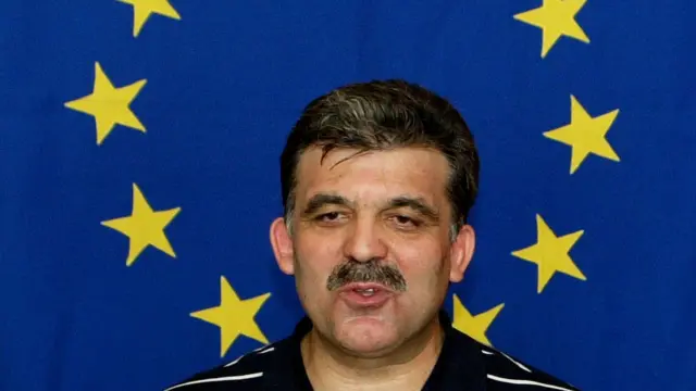 Abdullah Gül, 2002'deki Başbakanlık görevinden sonra 2003-2007 yılları arasında Başbakan Yardımcılığı ve Dışişleri Bakanlığı yaptı. Fotoğrafta Gül, Türkiye Dışişleri Bakanı Abdullah Gül, 3 Mayıs 2003 tarihinde Yunanistan'da yaptığı bir ziyarette görülüyor. Arkasında AB bayrağı görülüyor.
