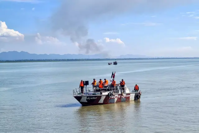 নাফ নদীতে বর্ডার গার্ড বাংলাদেশের টহলের ফাইল ছবি। নদীর অন্য তীরে পাহারের ওপার থেকে ধোঁয়া উড়তে দেখা যাচ্ছে
