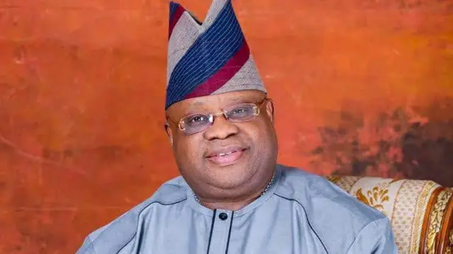 Gomina Ademola Adeleke tipinle Osun ree, o n wo ọọkan, bẹẹ lo rẹrin-in muṣẹ pẹlu igo loju rẹ