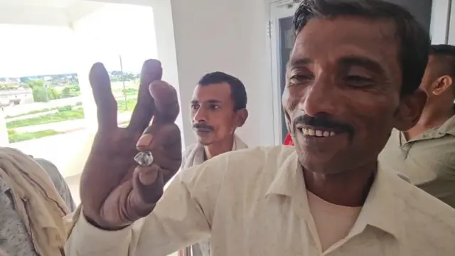 अखिलेश पाल और छह अन्य लोगों ने दो साल पहले पन्ना के सरोखा गांव में स्थित खदान को मामूली रकम पर पट्टे पर लिया था