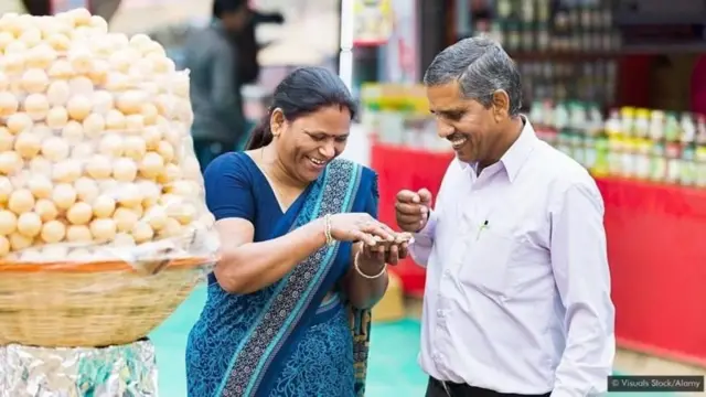 पाणीपुरी खात असलेलं जोडपं