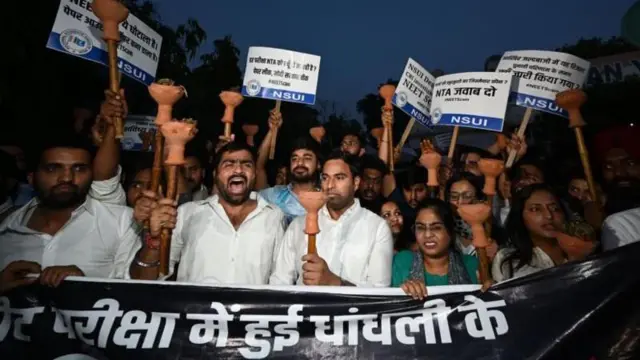 नीट पेपरलीक प्रकरणी एनएसयूआयने एनटीए कार्यालयात निदर्शन केलं.