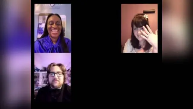 لیوس اور امیلیا آن لائن شادی کرتے ہوئے۔ امیلیا وہ ہاتھ دکھا رہی ہیں جس کی ایک انگلی میں شادی کی انگوٹھی ہے