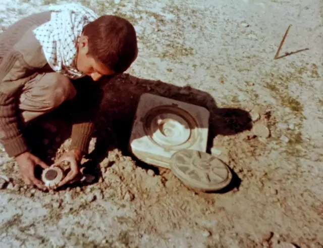 مسعود هاشمی در حال خنثی سازی مین