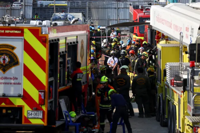 Spasioci pomažu povređenima 