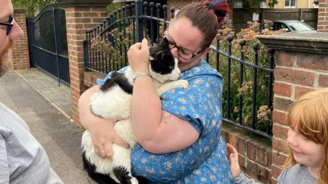 Joey no colo da dona, Lauren