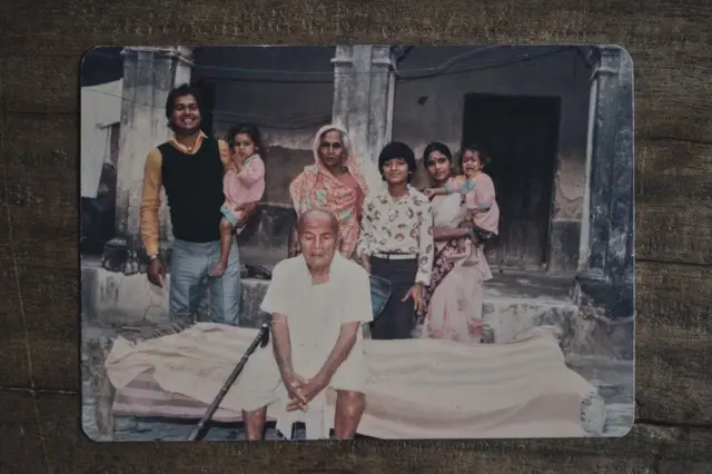 Gosain (extreme left) wit im daughter pose wit Kameshwar Singh (sitting on di cot) and Ramsakhi Devi, wey stand behind Singh