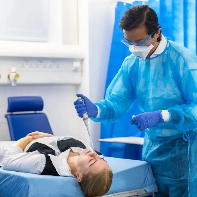 Des cliniciens ont délibérément infecté un petit nombre de jeunes adultes en bonne santé avec le Covid-19 dans le cadre d'une étude visant à mieux comprendre le virus.