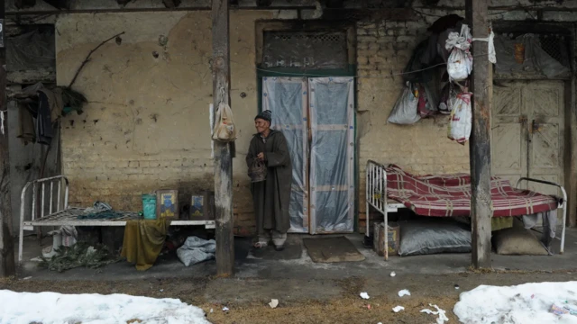 یک بیماری جذام در جلوی در جذام خانه