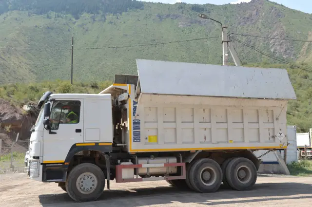 Уулу заттарды ташуу үчүн унаанын жүк салган бөлүгү ушинтип жабылат