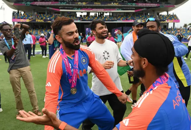 గ్రౌండ్‌లోనే డ్యాన్సులు వేసిన కోహ్లీ, అర్షదీప్ సింగ్