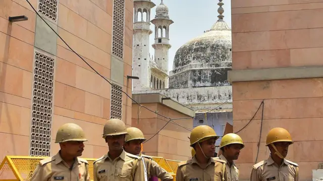 জ্ঞানবাপী মসজিদের সামনে পুলিশ পাহারা। ফাইল ছবি