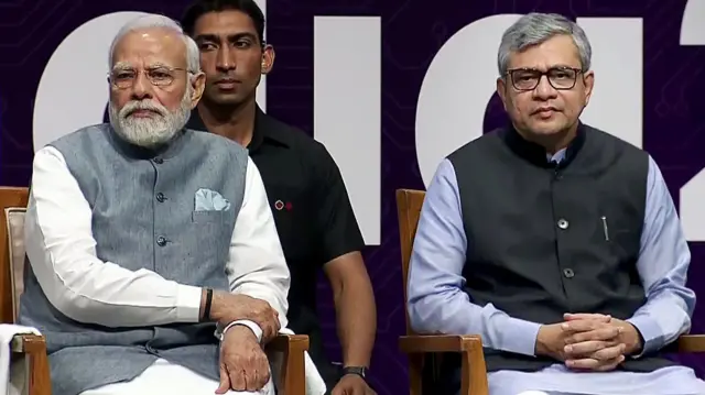 प्रधानमंत्री नरेंद्र मोदी के साथ रेल मंत्री अश्विनी वैष्णव