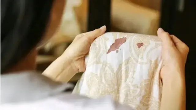 آگاهان می‌گویند مشکل اصلی همان «لکه ننگ قدیمی» مرتبط با قاعدگی است که هنوز در ذهن‌ها باقی مانده است. 