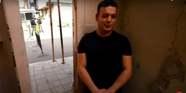 Көчөдө Израил патрулдары, өздөрү үй камакта