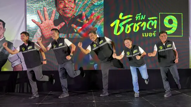 ชัชชาติและทีมแคนดิเดตรองผู้ว่าฯ, ที่ปรึกษา, โฆษก กทม. ร่วมทำท่า "ก้าว" ซึ่งเป็นท่าที่ชัชชาติคิดขึ้นหลังจับสลากได้เบอร์ 9 เป็นหมายเลขประจำตัวผู้สมัคร 