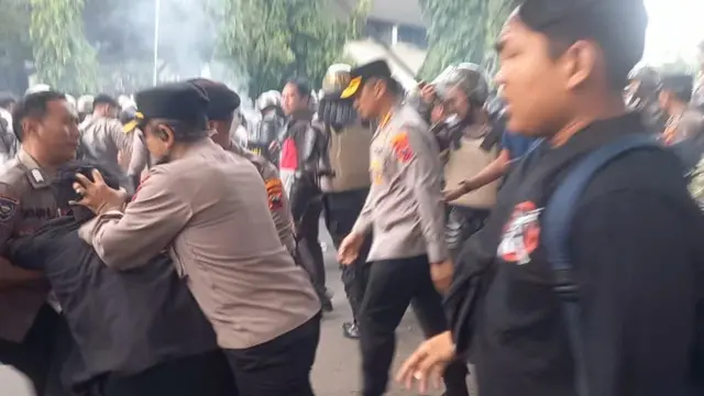 Demonstrasi menolak pengesahan RUU TNI di Semarang, Jawa Tengah, Kamis (20/03)