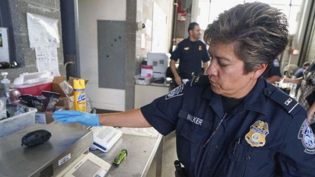 policial de fronteira dos Estados Unidos pesando pacote de fentanil