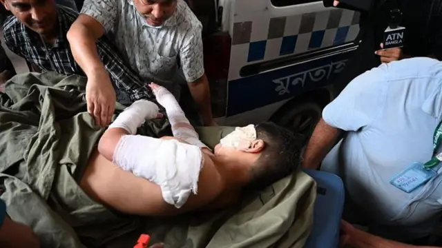 আহত এক শিক্ষার্থীকে হাসপাতালে নেয়া হচ্ছে 