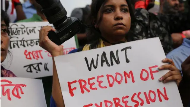 মত প্রকাশের স্বাধীনতার দাবিতে সমাবেশ।