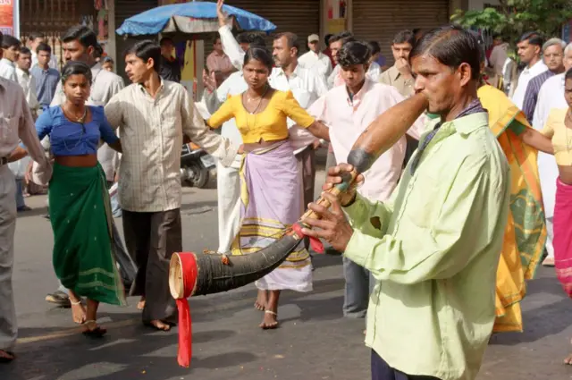 वारल्यांचे तारपा वाद्य आणि समूहनृत्य