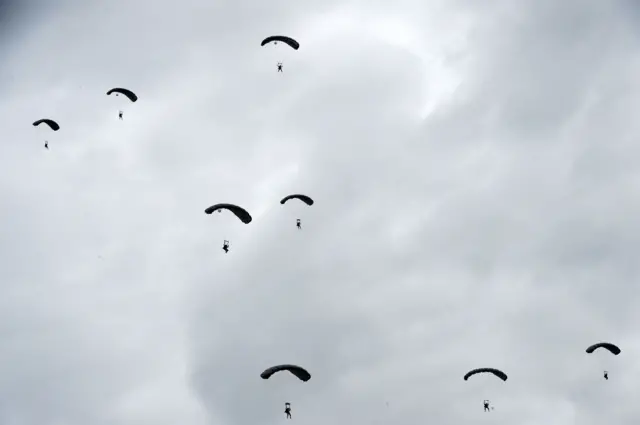 दोस्रो विश्वयुद्धको ७८औँ वर्षगाँठ मनाउने क्रममा अमेरिकी सैनिकहरूले सन् २०२२ जुनमा सी-१३० हर्कुलस विमानबाट प्यारासट गर्दै फ्रान्सको नर्मन्डीमा अवतरण गरेका थिए।