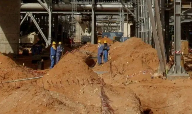 साउदी अरबको एउटा तेलखानीमा कार्यरत कामदार
