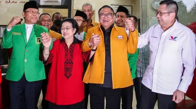 Ketua Umum PDIP Megawati Soekarnoputri (kedua kiri) bergandengan tangan dengan Ketua Umum PPP Mardiono (kiri), Ketua Umum Partai Hanura Oesman Sapta Odang (kedua kanan) dan Ketua Umum Partai Perindo Hary Tanoesoedibjo (kanan) usai menghadiri pertemuan di Kantor DPP PDIP, Jakarta, Senin (4/9/2023).