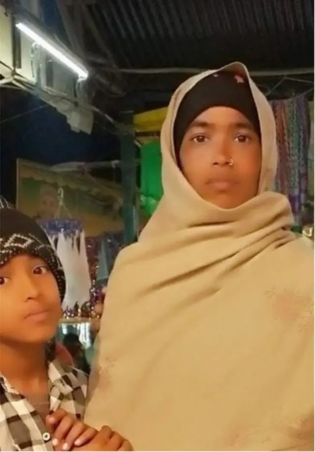 والدہ عمرانہ بیگم کے ساتھ شاہ زیب