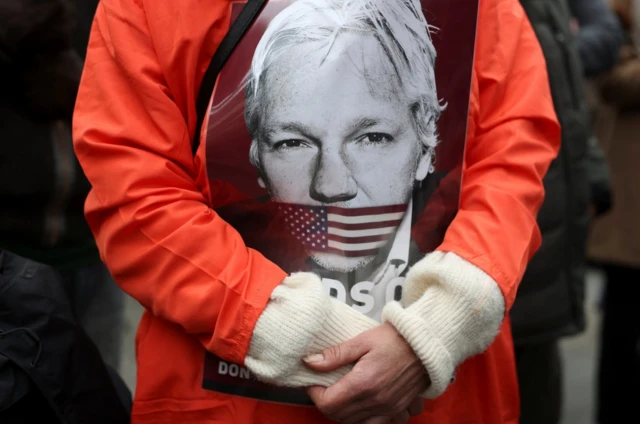 जूलियन असांज