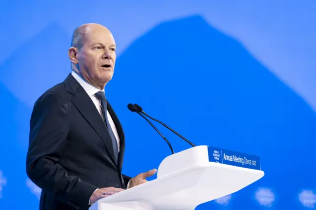 Olaf Scholz discursandoguide slotmicrofone,guide slotpé,guide slotevento