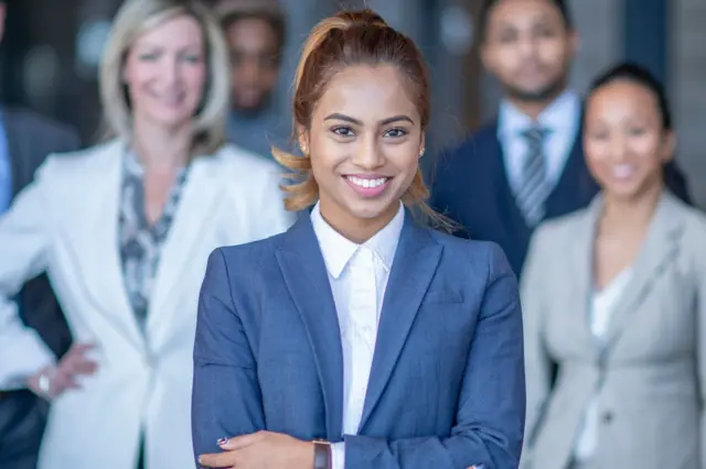 પહેલી નોકરી કેવી રીતે મેળવવી, એઆઈ દ્વારા સીવી કે રિઝ્યૂમ કેવી રીતે લખવો, નોકરી મેળવવાની ટિપ્સ, કૉમ્યુનિકેશન સ્કીલ્સ અને અનુભવ, બીબીસી ગુજરાતી