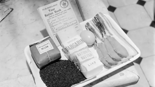 Pendant la Seconde Guerre mondiale, la plupart des margarines étaient fabriquées à partir d'huiles végétales durcies par hydrogénation