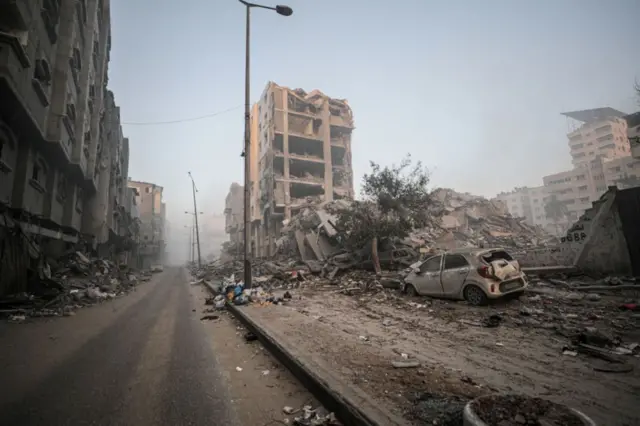 হামাস-ইসরায়েল যুদ্ধের ৩৩ তম দিনে ইস্রায়েলি বিমান হানার পর গাজা সিটির একটি শরণার্থী শিবিরের পরিস্থিতি