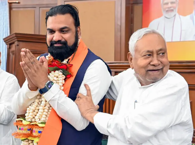 बिहार के नए मुख्यमंत्री सम्राट चौधरी के साथ नीतीश कुमार