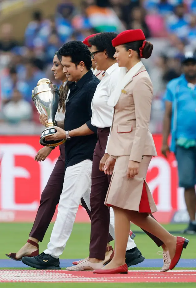 महिला क्रिकेट विश्वचषक विजेतेपदाचा चषक घेऊन येताना सचिन तेंडुलकर. 